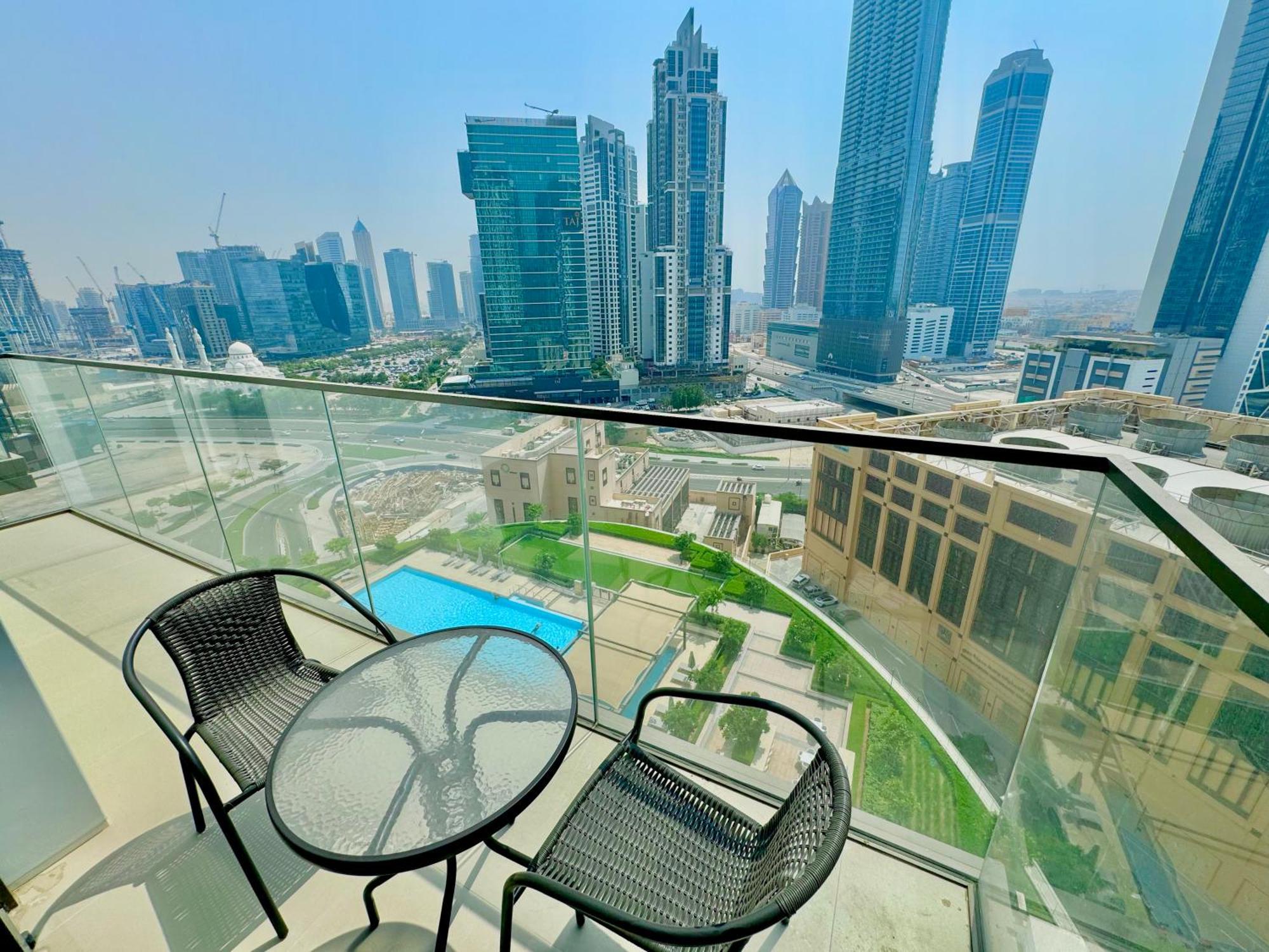 Vakantiehuis Modern 2br Near Mall & Burj Khalif *